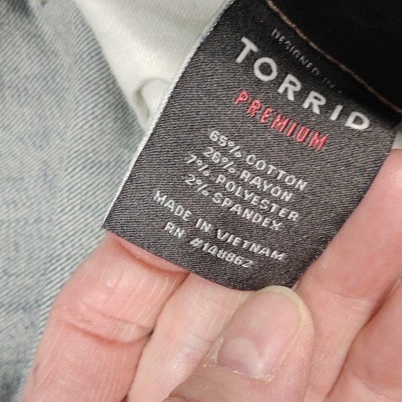 Torrid sky high skinny crop women's jean shorts size 28 - Picture 4 of 14